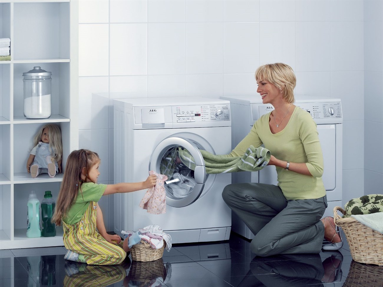 Giặt quần áo bằng máy giặt như thế nào để thơm mát trong mùa mưa bão?