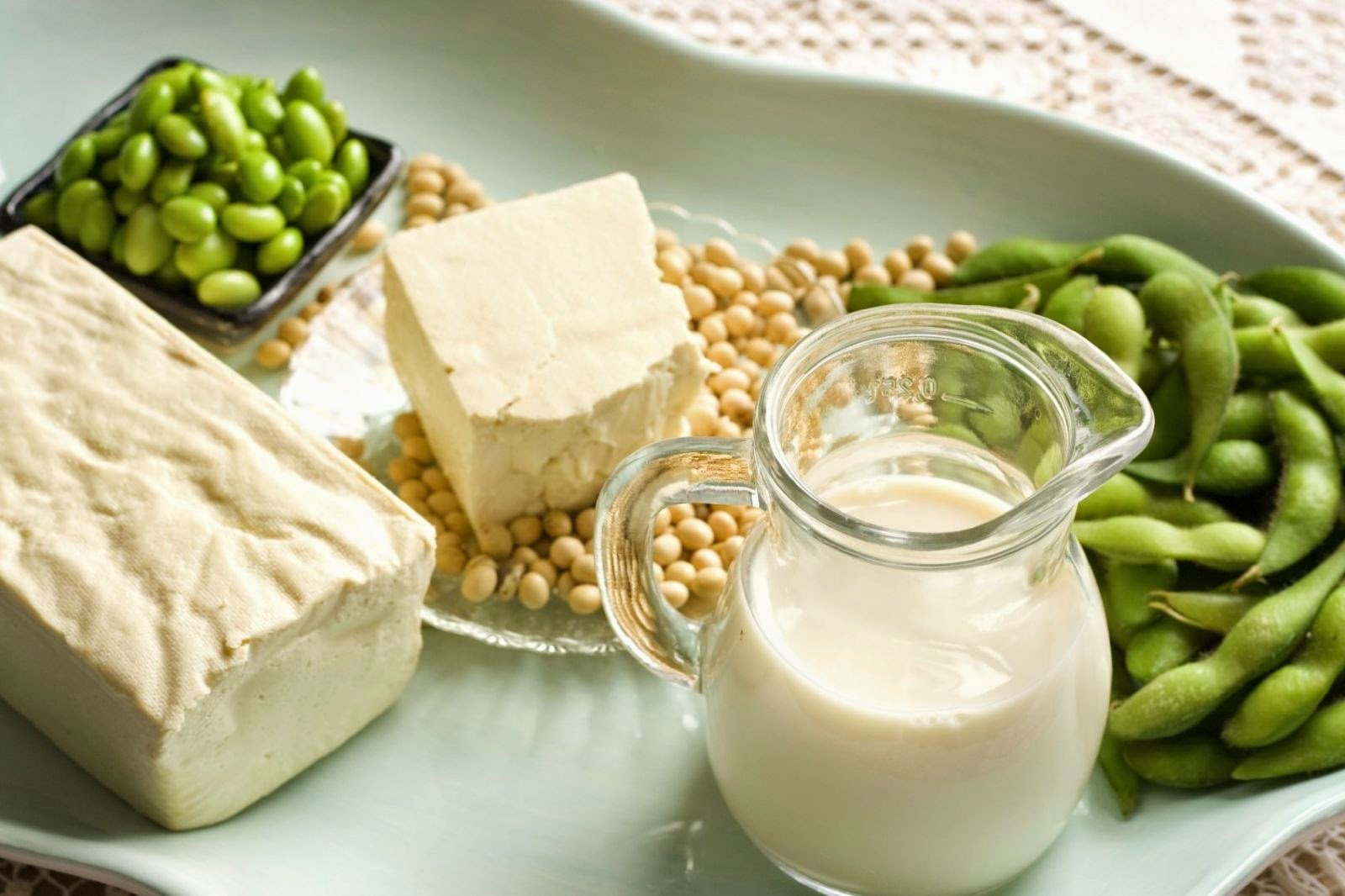 Canxi và vitamin D có nhiều trong sữa, bông cải xanh, đậu phụ, phô mai, trứng, v.v.