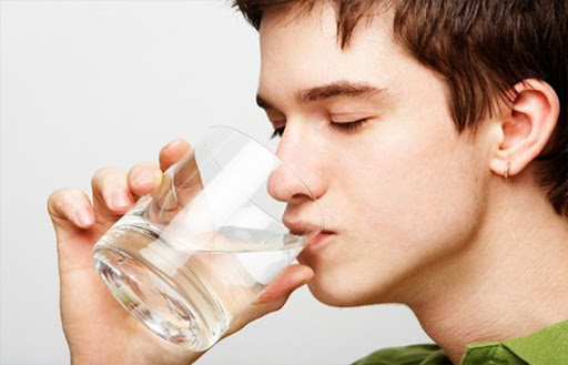 tranh cãi về uống nước