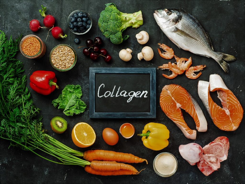 Lựa chọn những loại thực phẩm giàu collagen để bổ sung vào bữa ăn hàng ngày như các loại rau xanh, đậu, cá, sữa…